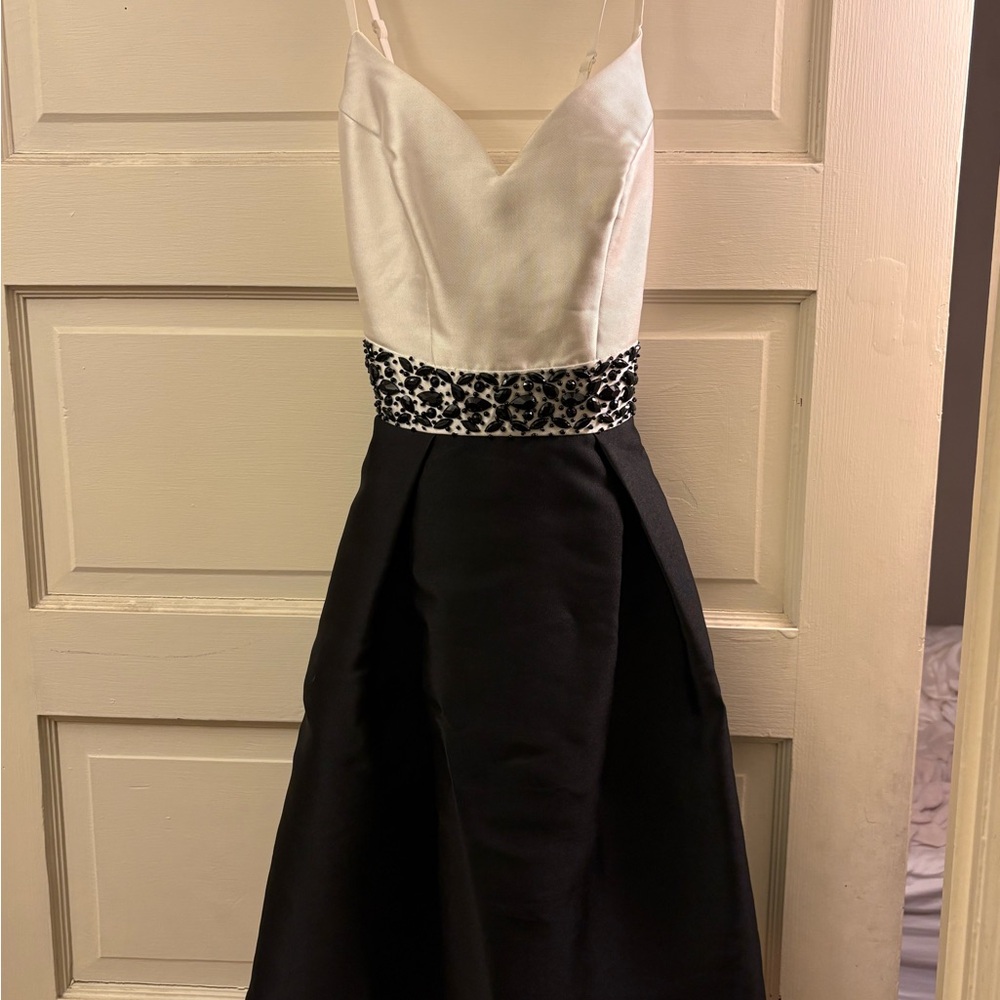 Elegant Black and White Dress with Spaghetti Straps by La Petite Robe by Chloé